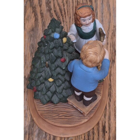 Christmas 1982 Avon Collectible Plate & Figurine Set With 22K Gold Trim - Picture 11 of 13